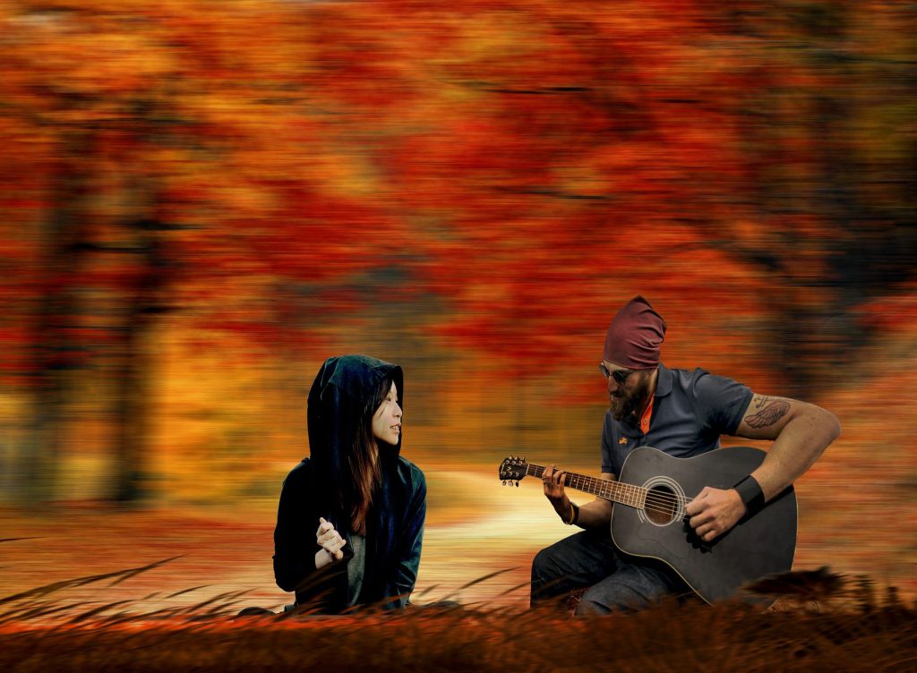 Couple in love/man playing guitar.